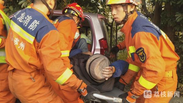 八旬老人驾雷火电竞驶代步车撞上护栏被困 消防紧急救援(图2)