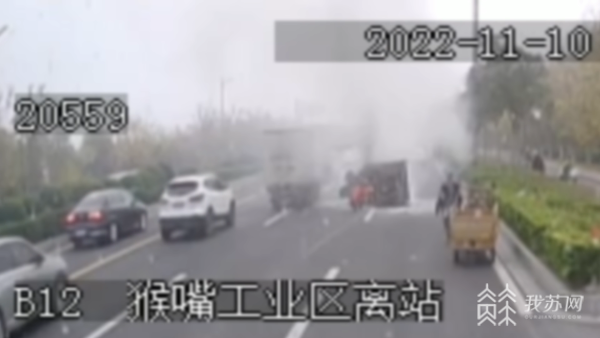 连云港：三轮车满载液化气罐侧翻着火 两位公交司机挺身救火