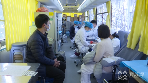 医护人员带头做表率 南京首场团体献血走进医院(图1)