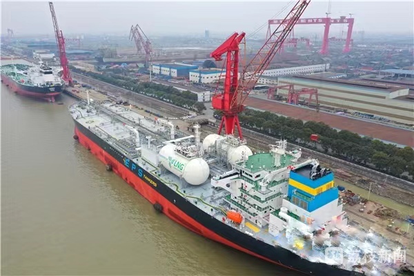 国内首艘!11万吨新型双燃料油轮在靖江交付 可减少二氧化碳排放量约两成