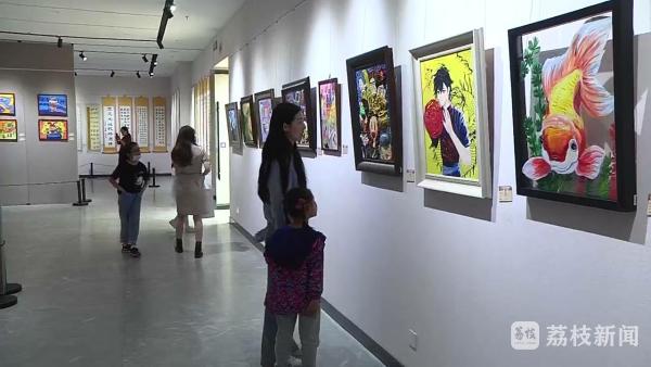 连云港市举办"百米画卷庆百年"少儿书画作品展