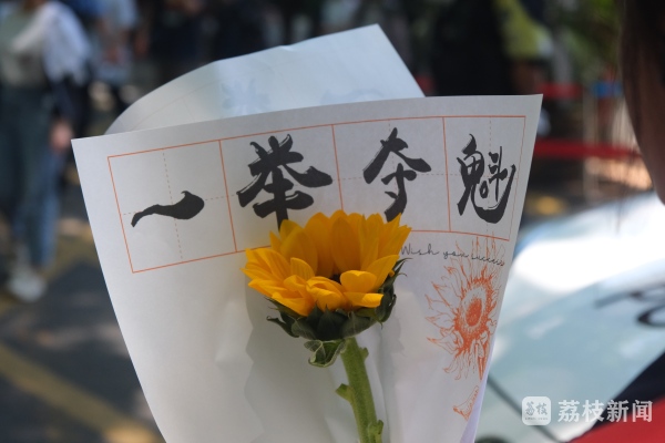 面对新生活积极_多地高考第三天_积极面对生活英语作文