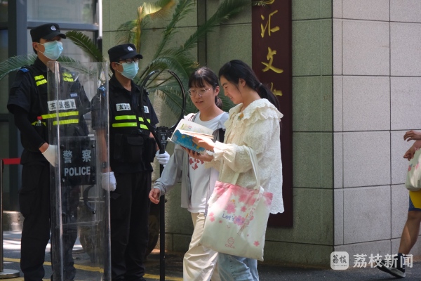 面对新生活积极_多地高考第三天_积极面对生活英语作文