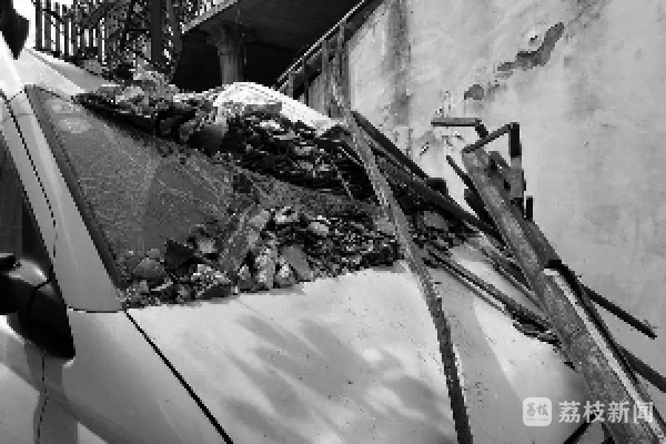 超市开云体育 开云平台广告牌砸坏面包车 司机要担责吗