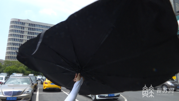 江南体育官方入口汽车遮阳伞好用吗？记者实测具有一定隔热和防紫外线效果！(图2)