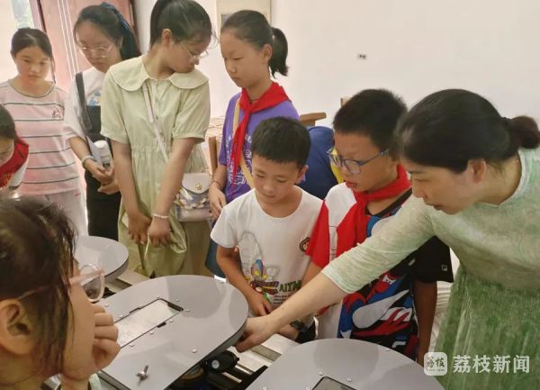 IM电竞 IM电竞网址揭开实验设备“神秘”面纱!市监部门邀请中小学生走进实验室(图3) IM电竞 IM电竞网址揭开实验设备“神秘”面纱!市监部门邀请中小学生走进实验室(图3)
