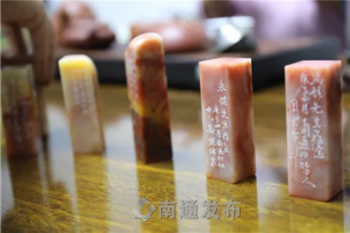 医护人员■用篆刻艺术致敬最美“逆行者”！46位南通印社社员为南通市142名援鄂医护人员篆刻姓名章