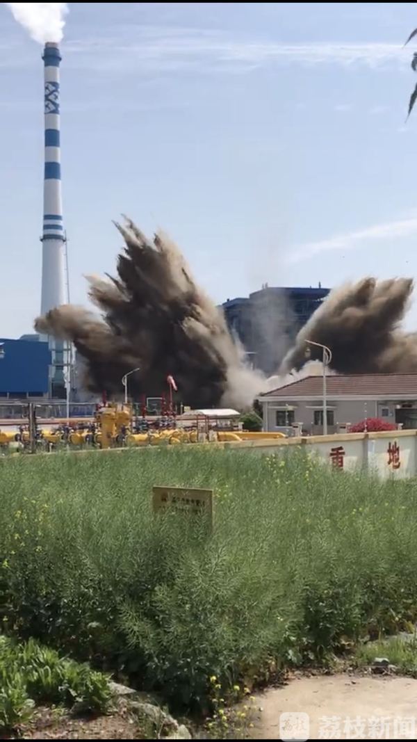 泰州:120米高废弃烟囱成功爆破