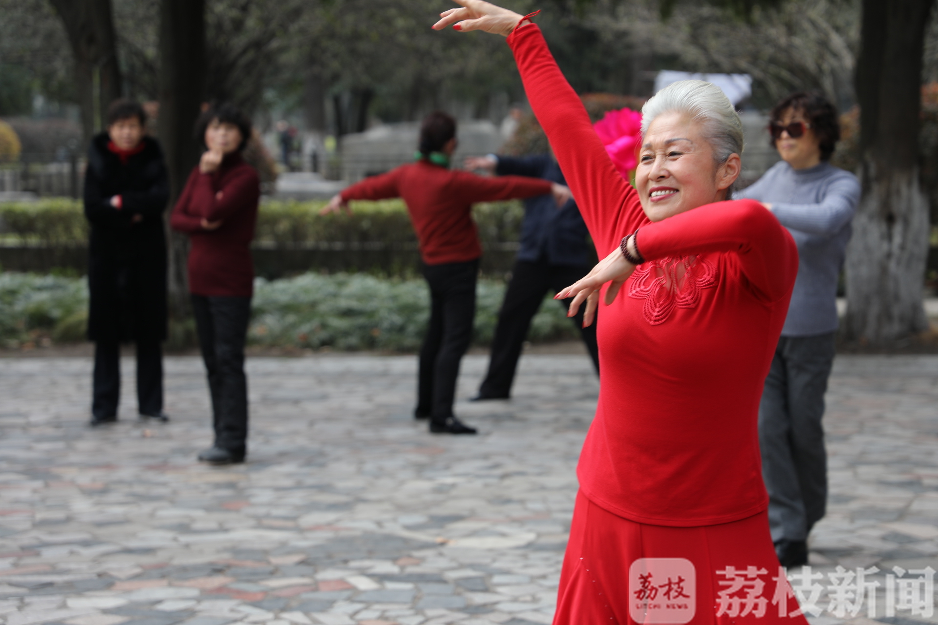 这个南京阿姨的广场舞不一样!红唇红裙她最靓