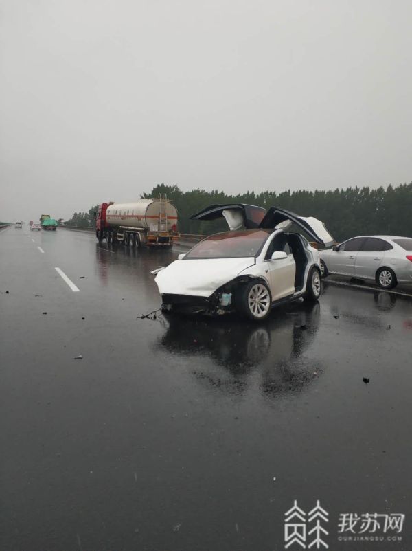 雨天单方事故频发南京交警提醒注意行车安全