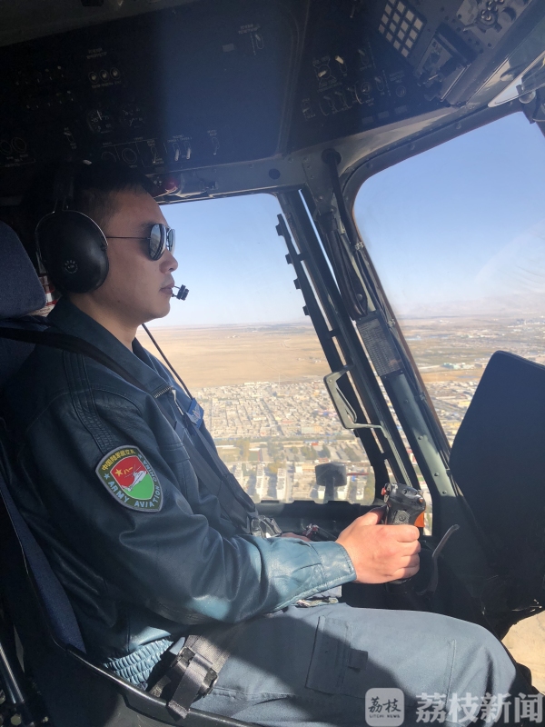 飞行员全神贯注操控直升机
