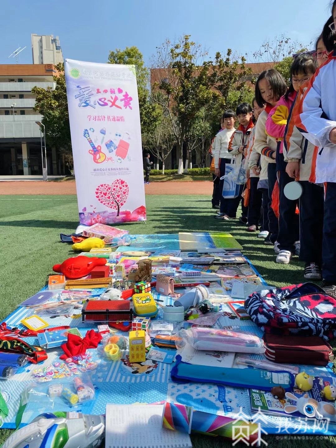 做雷锋精神的种子!南京小学生义卖帮扶贵州,四川大凉山学校