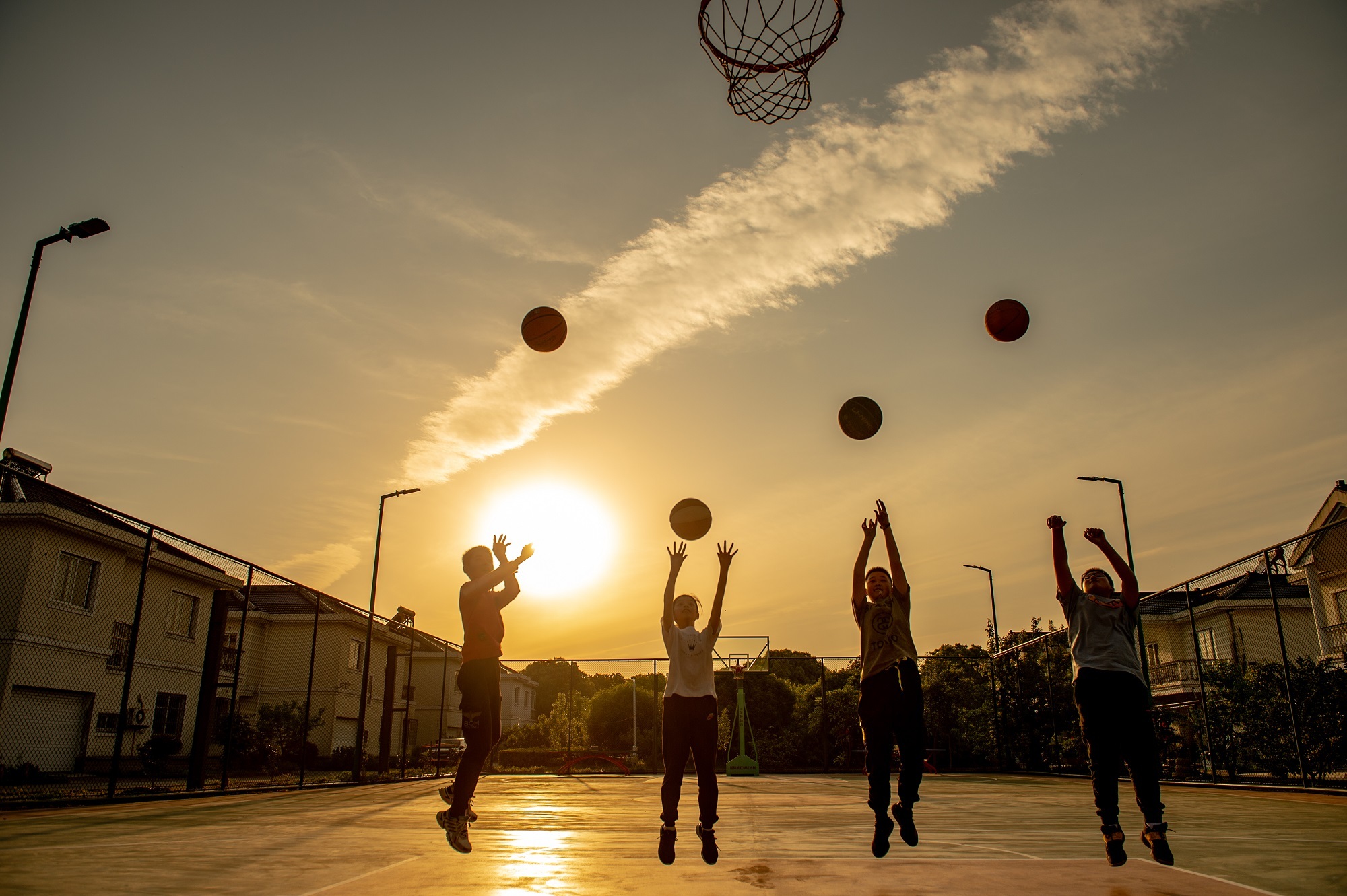 篮球场夕阳壁纸图片