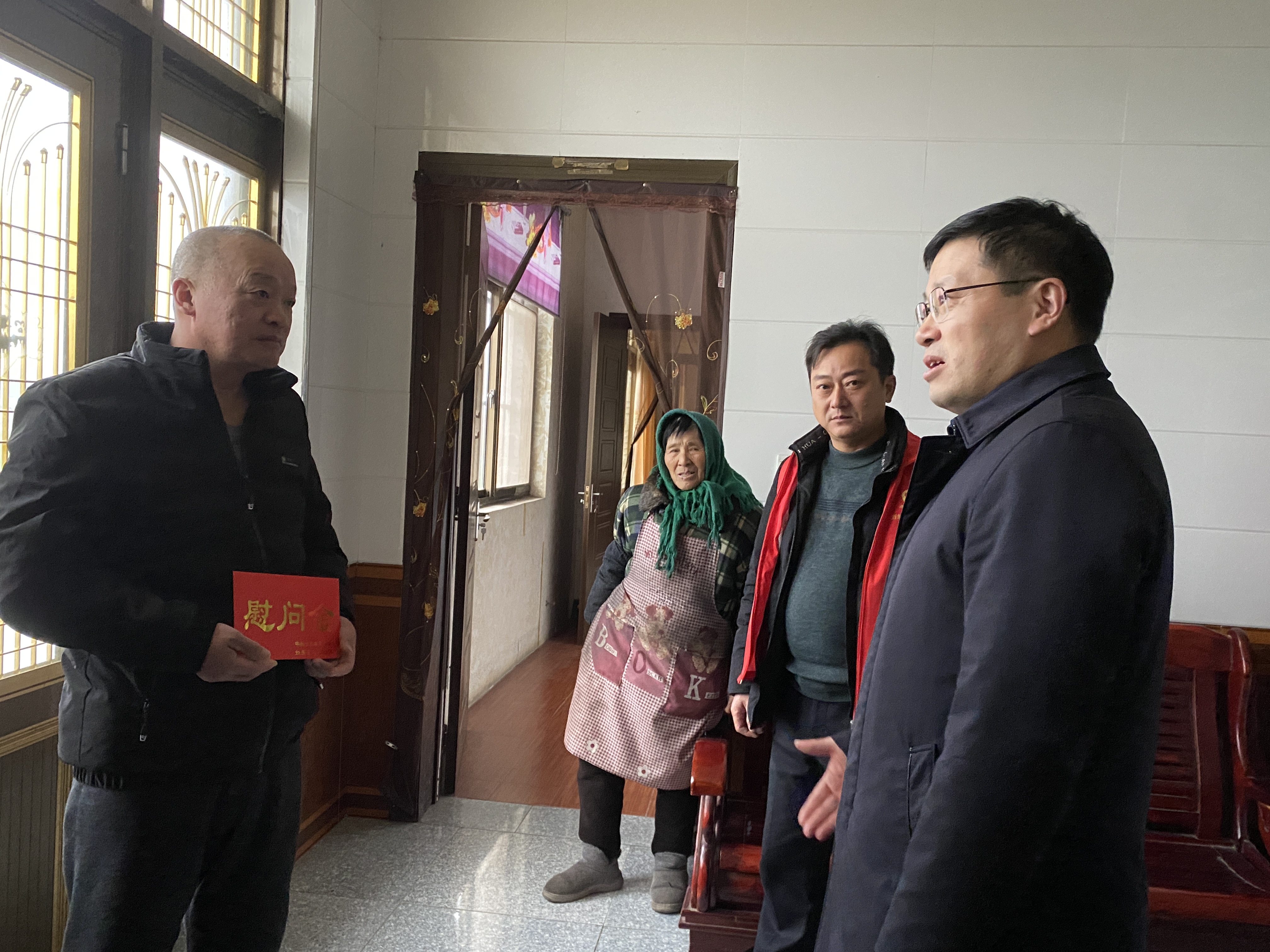 本地吴海军一行人先后慰问了优抚对象张文华,敬老院老人,困难户吴明华