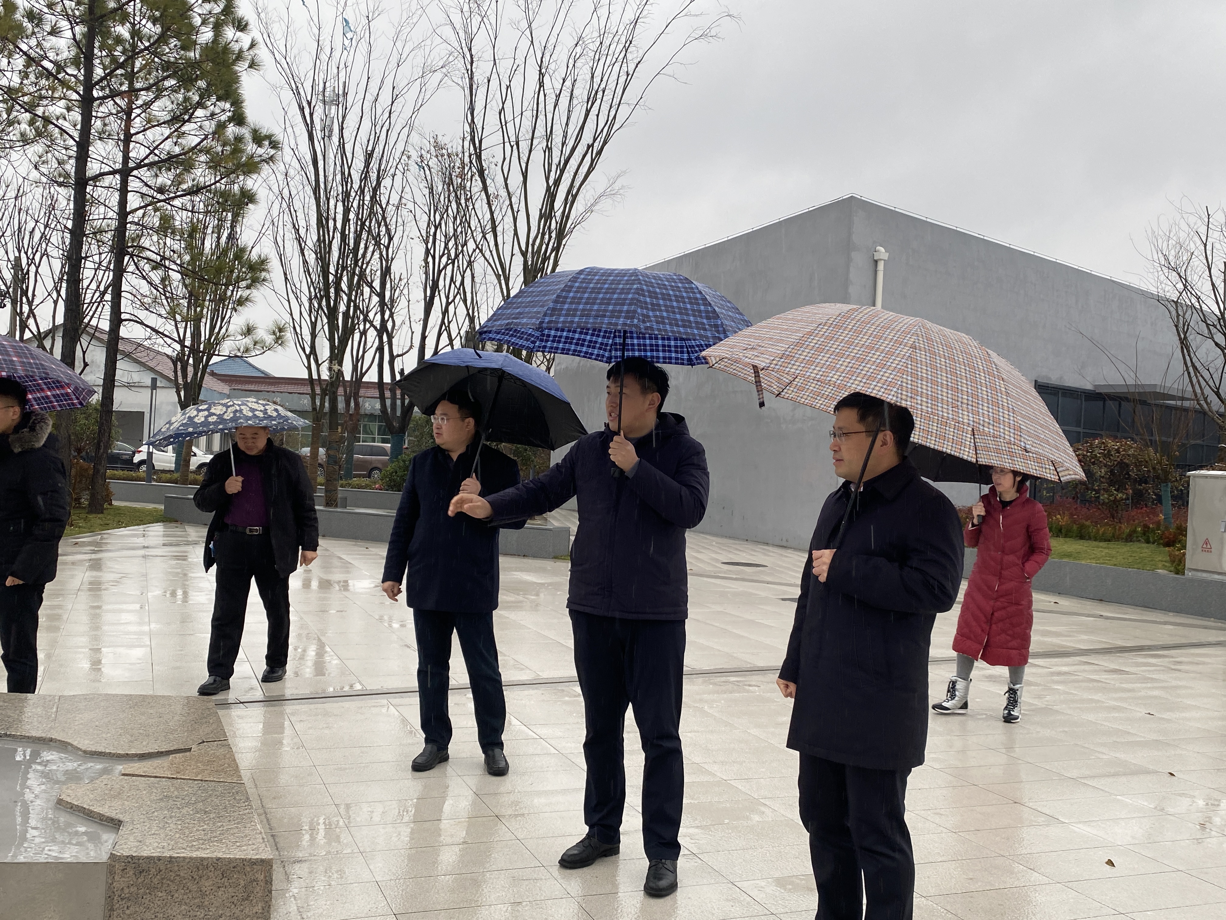 本地吴海军一行人先后慰问了优抚对象张文华,敬老院老人,困难户吴明华