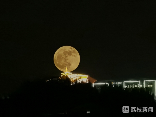 裸眼可见超级月亮亮相南京夜空