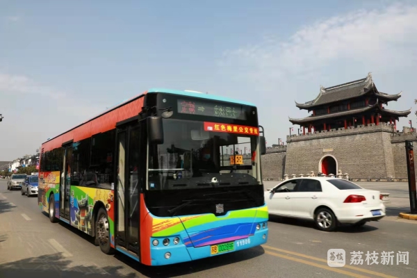 无锡公交集团彩虹巴士驶上街头