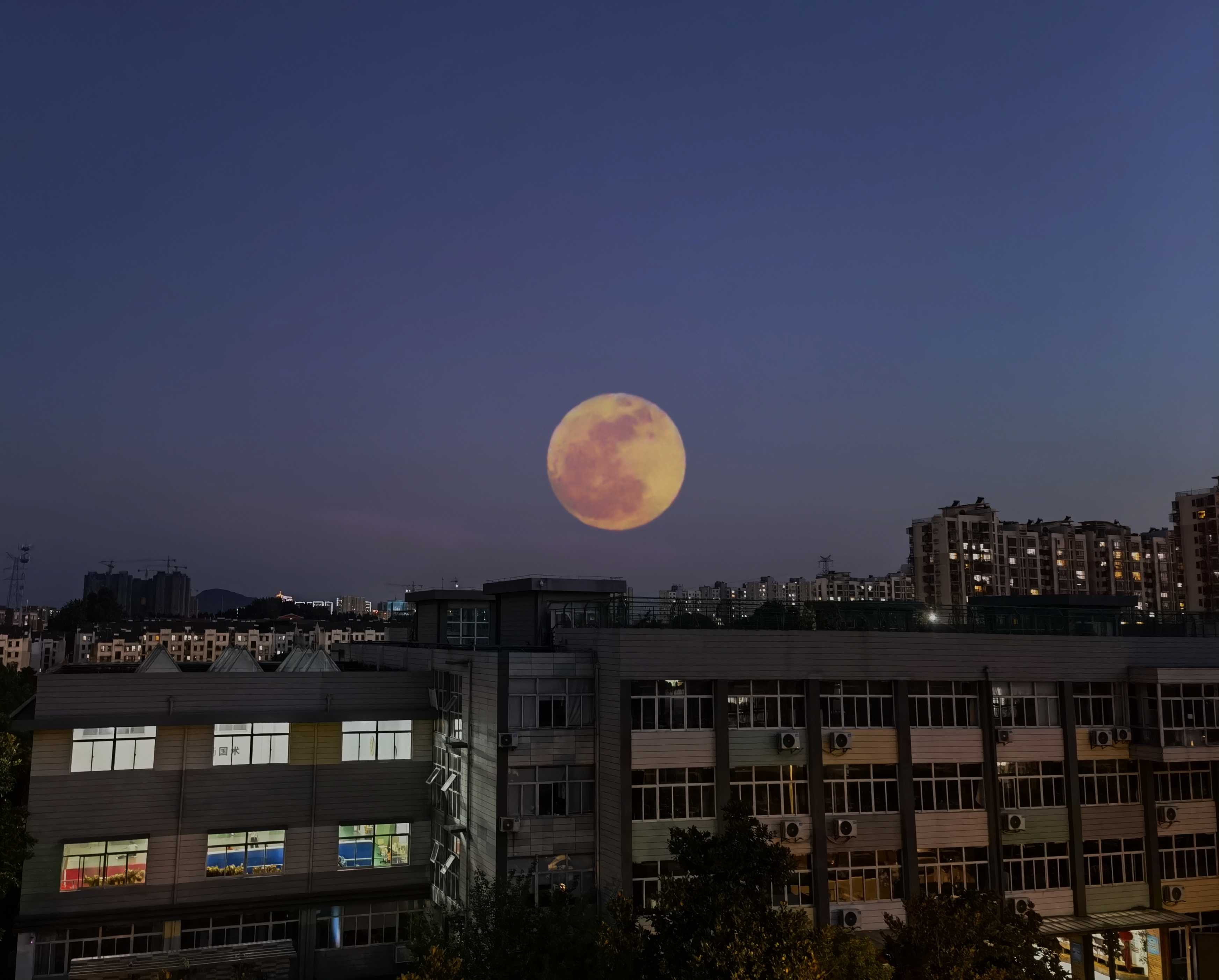 超级月亮亮相夜空图片图片