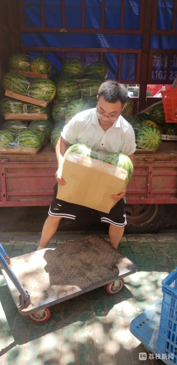 烈日下奔波只为市民餐桌自由送菜人一天卸菜万斤抢鲜送货到家