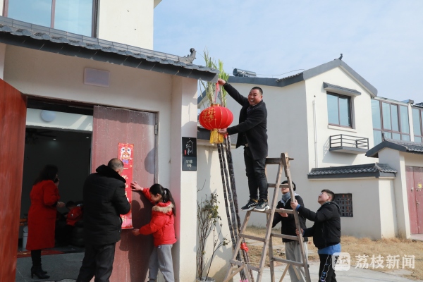 "女主人许富荣笑着说.