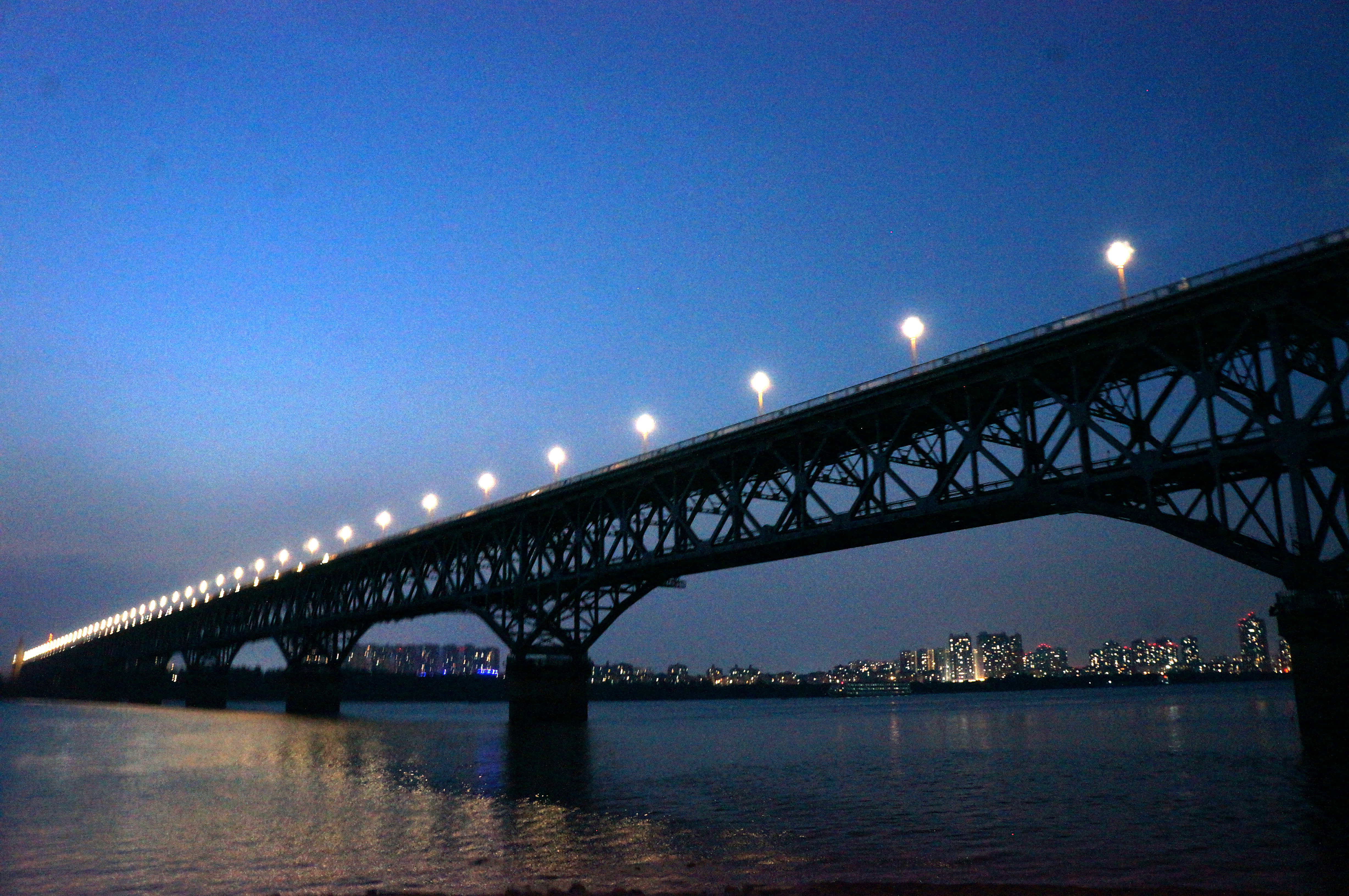 夜色中南京长江大桥显得更加壮美