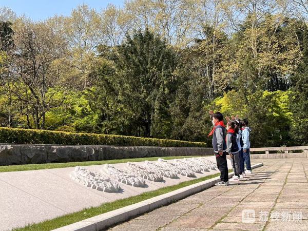 清明節在雨花臺烈士陵園他們對先烈和故人說