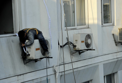 高温季节到省家电协会为保障空调安装工人安全发出倡议