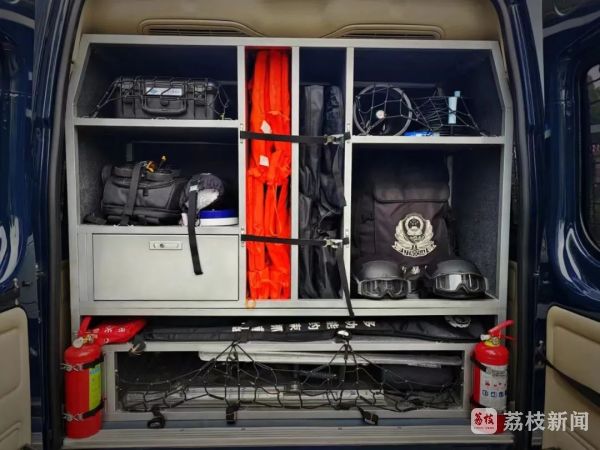 00,在达摩古洞景区幕燕飞行营地,江苏警方,南京警方与南京消防将警车