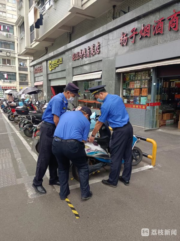 過去,寧海路街道水佐崗農貿市場一到買菜高峰期,門口總被雜亂停放的