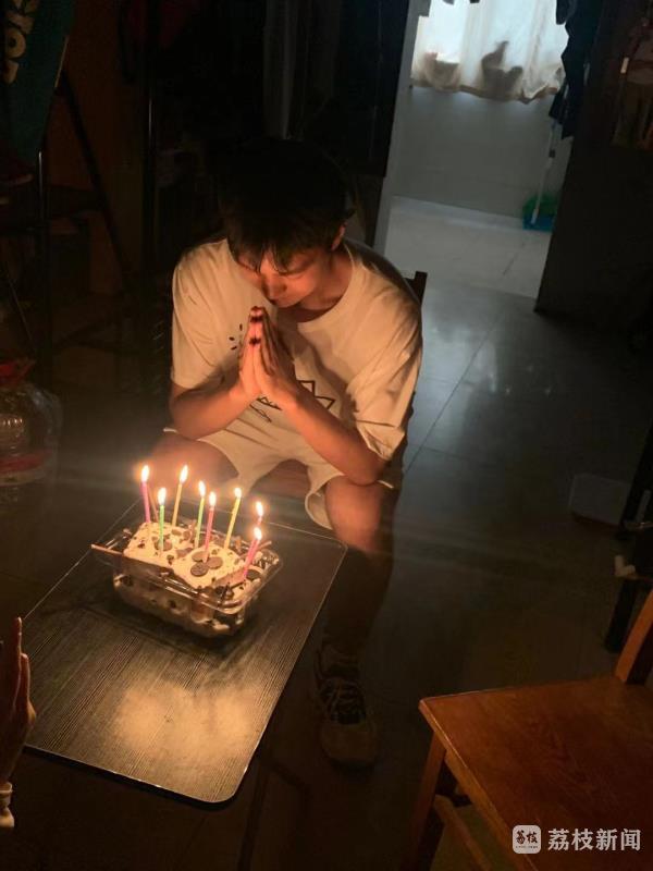 暖心扬大辅导员为留校男生定制蛋糕过20岁生日