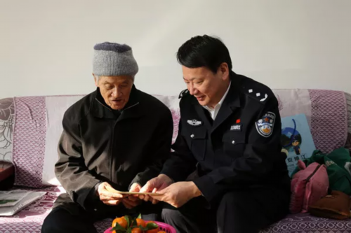 2019年春节前夕,副市长,市公安局长陈金观上门看望李代聘.